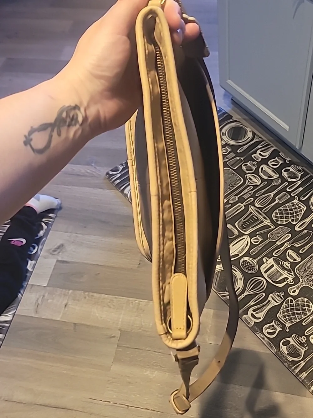 Coach Neutral Beige Leather Shoulder Hobo Bucket Crossbody Bag Purse W/ Gold Tag